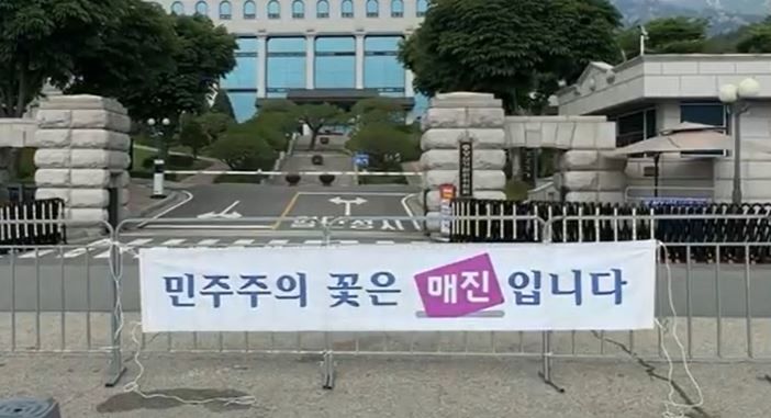 [서울=뉴시스] 공익광고 전문가 이제석 이제석 광고연구소 대표가 중앙선거관리위원회의 투표 용지 부족 사태를 풍자하는 포스터를 게시했다. (사진=이제석 광고연구소 측 제공) *재판매 및 DB 금지