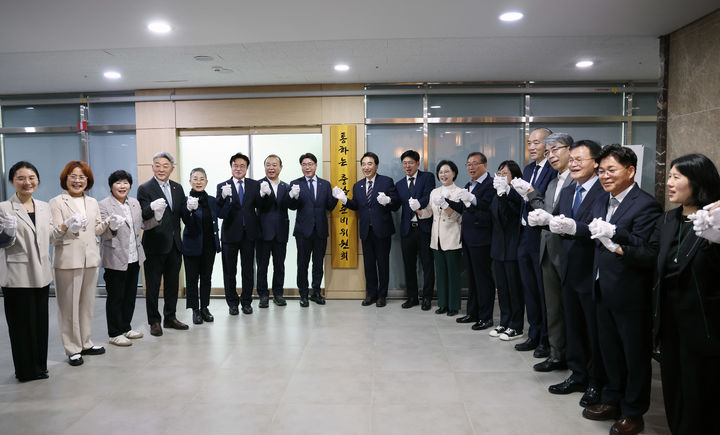 [홍성=뉴시스] 박수현 충남도지사 당선인이 11일 인수위 현판식을 갖고 본격 출발을 알렸다. (사진=통하는충남준비위 제공) 2026.06.11 photo@newsis.com *재판매 및 DB 금지
