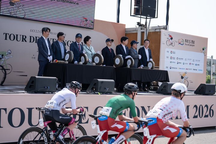 [통영=뉴시스] 신정철 기자= '투르 드 경남 2026' 2일차 통영 스테이지가 19개국 23개 팀 230여 명 참가한 가운데 지난 10일 한려수도의 푸른바다를 무대로 한 미륵도~도산일주로 일원에서 개최됐다.사진은 통영시의회 배도수 의장(사진, 왼쪽 4번째)이 참석한 경기 개막식 모습.(사진=통영시 제공).2026.06.11. photo@newsis.com *재판매 및 DB 금지