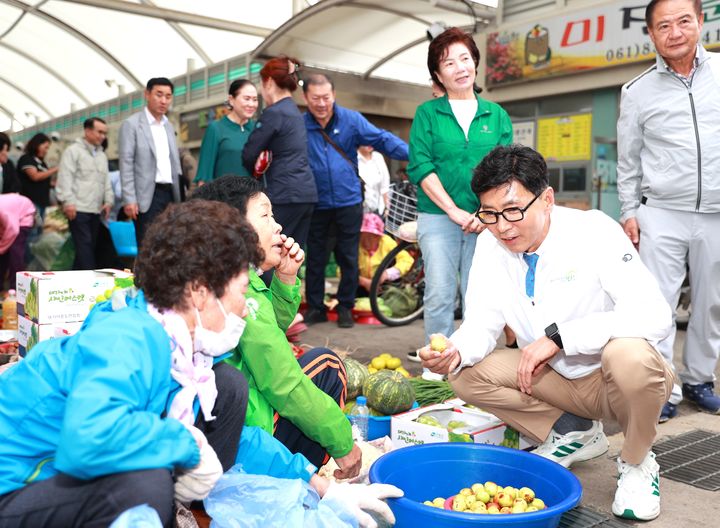[보성=뉴시스] 전통시장 찾은 김철우 전남 보성군수. (사진=전남 보성군 제공) 2026.06.11. photo@newsis.com *재판매 및 DB 금지