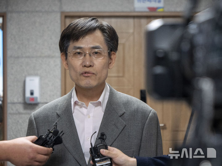 [전주=뉴시스] 강경호 기자 = 11일 전북 전주시 완산구 효자동의 전북특별자치도선거관리위원회에서 진행된 '전북교육감 선거 개표 누락 사태' 관련 위원회의가 종료된 뒤 김상곤 전북선관위원장(전주지방법원장)이 취재진 질문을 받고 있다. 2026.06.11. lukekang@newsis.com