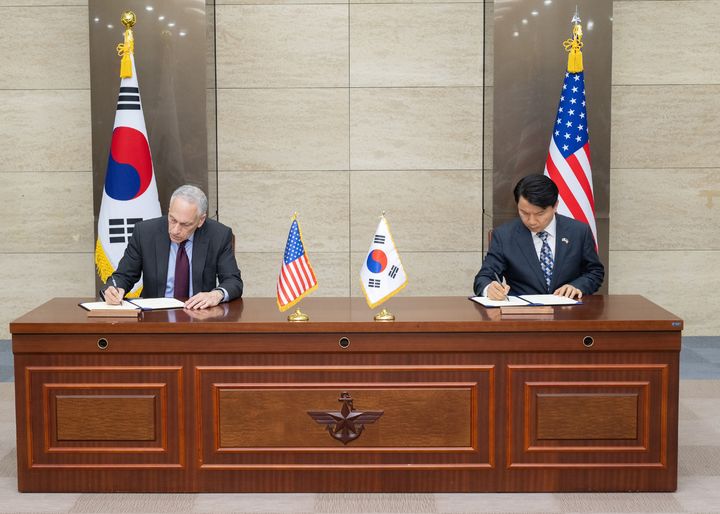 [서울=뉴시스] 11일 국방부 대회의실에서 열린 제6차 한미 핵협의그룹(NCG) 회의에서 한미 양측 대표가 NCG 활동 및 협의에 필요한 정보보호를 위한 '한미 NCG 보안지침'에 서명하고 있다. (사진=국방부 제공) 2026.06.11. photo@newsis.com *재판매 및 DB 금지