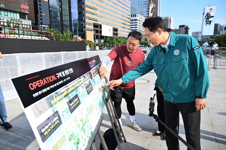 [서울=뉴시스] 오세훈 서울시장이 11일(목) 광화문광장에서 월드컵 거리응원 현장점검 관련 보고를 받고 있다. (사진=서울시 제공) 2026.06.11. photo@newsis.com *재판매 및 DB 금지