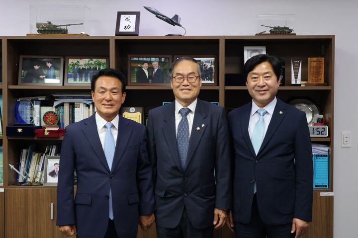 [논산=뉴시스]왼쪽부터 백성현 논산시장, 이용철 방위사업청장, 황명선 국회의원. 2026. 06. 11 photo@newsis.com *재판매 및 DB 금지