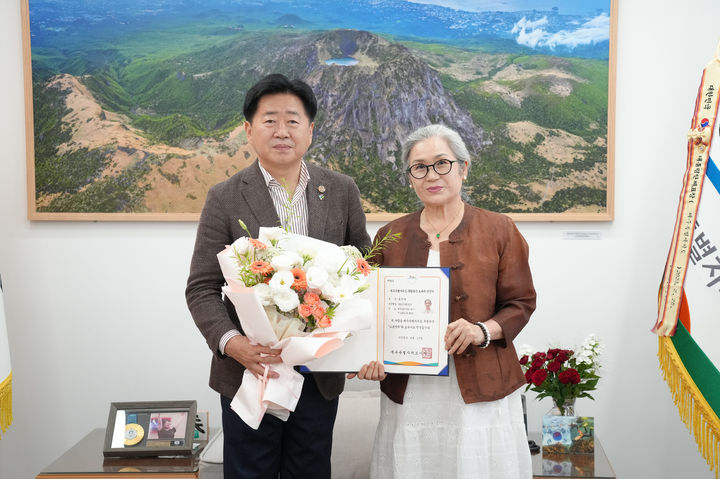 [제주=뉴시스] 오영훈 제주지사(왼쪽)가 11일 제주도 무형유산 고분양태 신규 보유자로 인정된 홍선행씨에게 인정서를 수여하고 있다. (사진=제주도 제공) 2026.06.11. photo@newsis.com *재판매 및 DB 금지