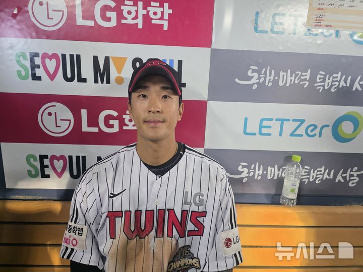 [서울=뉴시스] 김희준 기자 = 프로야구 LG 트윈스의 송찬의가 11일 잠실구장에서 펼쳐진 SSG 랜더스와의 경기를 마친 뒤 더그아웃에서 포즈를 취하고 있다. 2026.06.11jinxijun@newsis.com