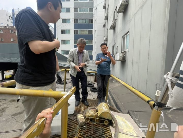 [안양=뉴시스] 안양시가 관내 한 소규모 기업을 방문해 환경 관리에 대한 설명과 함께 무상 지원에 나서고 있다.(사진=안양시 제공).2026.06.12. photo@newsis.com