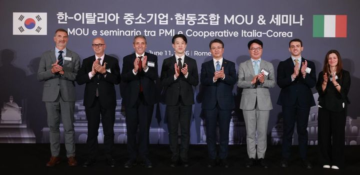[서울=뉴시스] 노용석 중소벤처기업부 제1차관이 지난 11일(현지 시간) 이탈리아 로마 이탈리아 그랜드 호텔 플라자에서 열린 「한-이탈리아 협동조합 MOU 및 세미나」에서 MOU를 체결한 후 기념촬영을 하고 있다.(왼쪽부터 두번째 프란체스코 나폴리(Francesco Napoli) CONFAPI 부회장, 왼쪽 네번째부터 노용석 중소벤처기업부 제1차관, 오기웅 중소기업중앙회 부회장, 조주현 중소벤처기업연구원 원장) (사진=중소벤처기업부 제공) 2026.06.12. photo@newsis.com *재판매 및 DB 금지