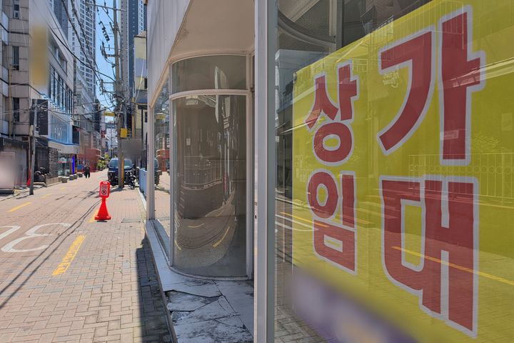 [대구=뉴시스] 이상제 기자 = 12일 대구 중구 동성로의 한 상가에 임대 문구가 붙어 있다. 2026.06.12. king@newsis.com *재판매 및 DB 금지