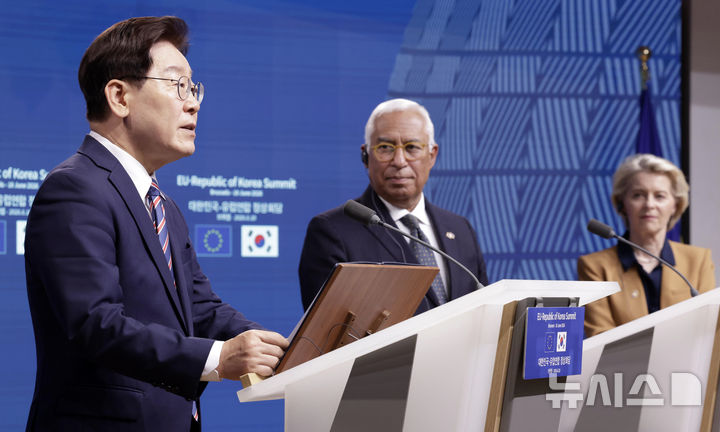 [브뤼셀=뉴시스] 최동준 기자 = G7 정상회의 참석 계기 벨기에를 방문 중인 이재명 대통령이 10일(현지 시간) 브뤼셀 유럽 연합(EU) 이사회에서 유럽 연합 안토니우 코스타 정상회의 상임의장, 우르술라 폰 데어 라이엔 집행위원장과 한-EU 공동언론발표를 하고 있다. 2026.06.11. photocdj@newsis.com