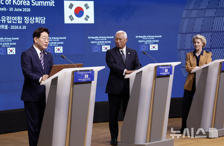 [브뤼셀=뉴시스] 최동준 기자 = G7 정상회의 참석 계기 벨기에를 방문 중인 이재명 대통령이 10일(현지 시간) 브뤼셀 유럽 연합(EU) 이사회에서 유럽 연합 안토니우 코스타 정상회의 상임의장, 우르술라 폰 데어 라이엔 집행위원장과 한-EU 공동언론발표를 하고 있다. 2026.06.11. photocdj@newsis.com
