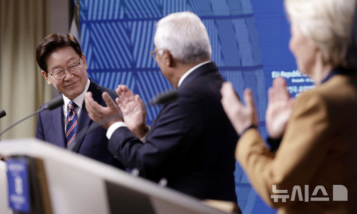 [브뤼셀=뉴시스] 최동준 기자 = G7 정상회의 참석 계기 벨기에를 방문 중인 이재명 대통령이 10일(현지 시간) 브뤼셀 유럽 연합(EU) 이사회에서 열린 한-EU 공동언론발표를 마치고 박수를 받고 있다.&nbsp; 왼쪽부터 이 대통령, 유럽 연합 안토니우 코스타 정상회의 상임의장, 우르술라 폰 데어 라이엔 집행위원장. 2026.06.11. photocdj@newsis.com