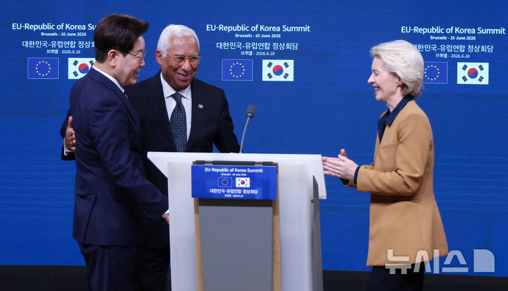 [브뤼셀=뉴시스] 최동준 기자 = G7 정상회의 참석 계기 벨기에를 방문 중인 이재명 대통령이 10일(현지 시간) 브뤼셀 유럽 연합(EU) 이사회에서 열린 한-EU 공동언론발표를 마치고 박수를 받고 있다. 왼쪽부터 이 대통령, 유럽 연합 안토니우 코스타 정상회의 상임의장, 우르술라 폰 데어 라이엔 집행위원장. 2026.06.11. photocdj@newsis.com