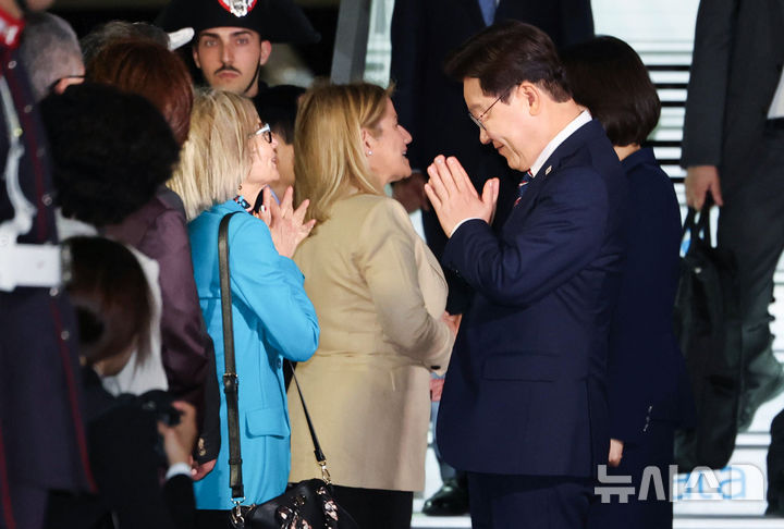 [로마=뉴시스] 최동준 기자 = G7 정상회의 참석 계기 이탈리아를 방문한 이재명 대통령과 김혜경 여사가 10일(현지 시간) 로마 레오나르도 다빈치 국제공항에 도착해 환영 인사들과 인사하고 있다. 2026.06.11. photocdj@newsis.com