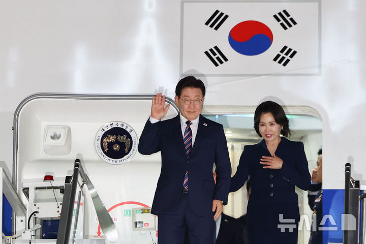 [로마=뉴시스] 최동준 기자 = G7 정상회의 참석 계기 이탈리아를 방문한 이재명 대통령과 김혜경 여사가 10일(현지 시간) 로마 레오나르도 다빈치 국제공항에 도착해 인사하고 있다. 2026.06.11. photocdj@newsis.com