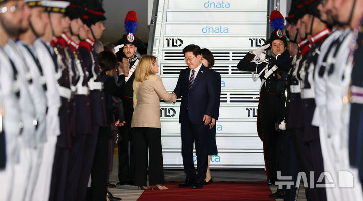 [로마=뉴시스] 최동준 기자 = G7 정상회의 참석 계기 이탈리아를 방문한 이재명 대통령이 10일(현지 시간) 로마 레오나르도 다빈치 국제공항에 도착해 환영 인사와 인사하고 있다. 2026.06.11. photocdj@newsis.com
