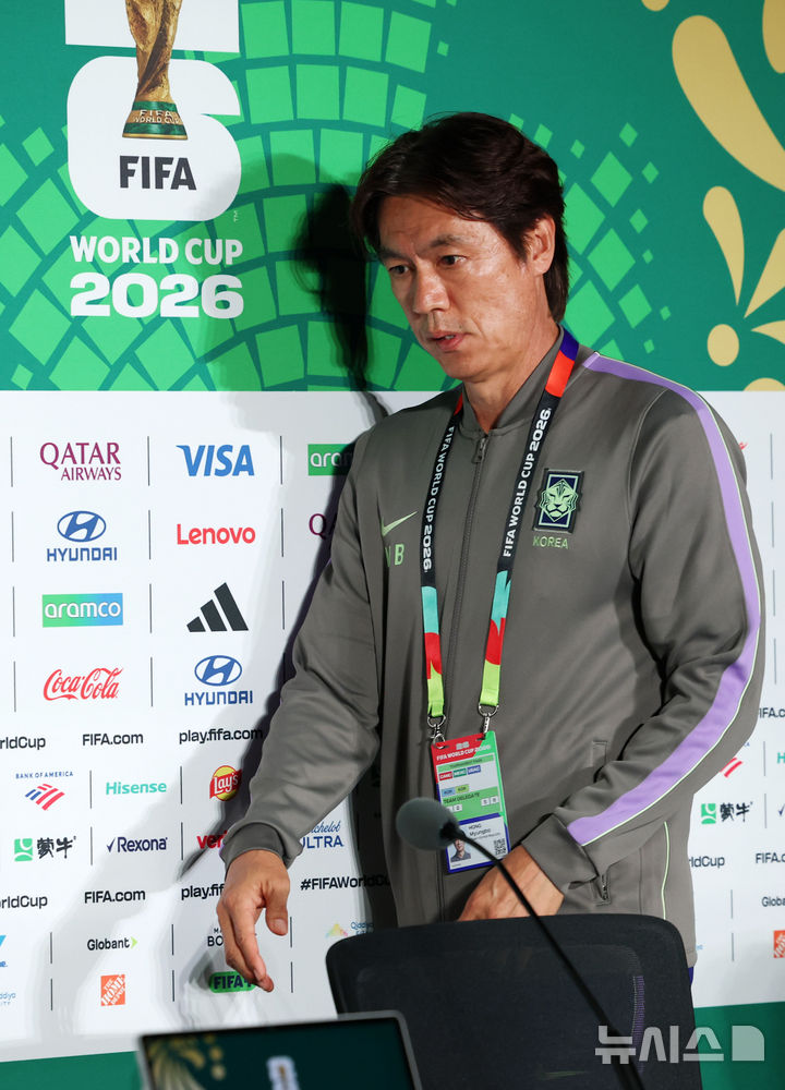 [사포판(멕시코)=뉴시스] 전신 기자 = 축구 국가대표팀 홍명보 감독이 체코전을 하루 앞둔 10일(현지 시간) 멕시코 과달라하라 스타디움에서 열린 공식기자회견에 참석하고 있다. 2026.06.11. photo1006@newsis.com