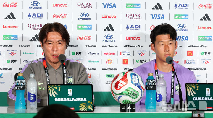 [사포판(멕시코)=뉴시스] 전신 기자 = 축구 국가대표팀 홍명보 감독이 체코전을 하루 앞둔 10일(현지 시간) 멕시코 과달라하라 스타디움에서 열린 공식기자회견에서 취재진 질문에 답변하고 있다. 2026.06.11. photo1006@newsis.com