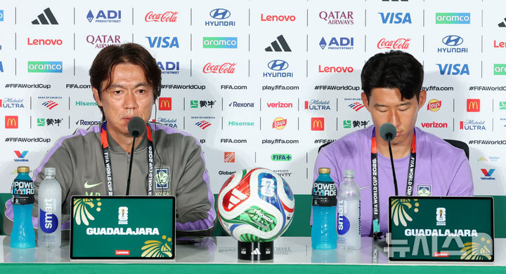 [사포판(멕시코)=뉴시스] 전신 기자 = 축구 국가대표팀 홍명보 감독이 체코전을 하루 앞둔 10일(현지 시간) 멕시코 과달라하라 스타디움에서 열린 공식기자회견에서 취재진 질문에 답변하고 있다. 2026.06.11. photo1006@newsis.com