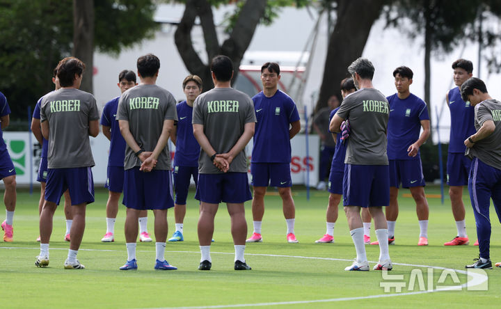 [사포판(멕시코)=뉴시스] 김명년 기자 = 축구 국가대표팀 선수들이 10일(현지 시간) 체코를 상대로한 2026 국제축구연맹(FIFA) 북중미월드컵 조별리그 A조 1차전을 앞두고 멕시코 과달라하라 인근 사포판에 위치한 베이스캠프 훈련장 치바스 바예 베르데에서 훈련하고 있다. 2026.06.11. kmn@newsis.com