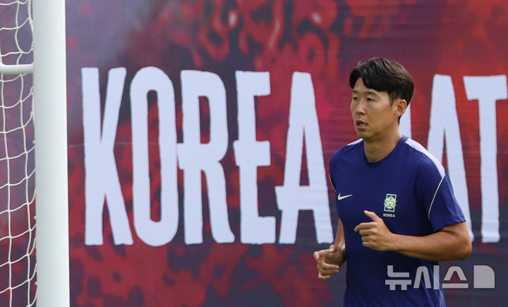 [사포판(멕시코)=뉴시스] 김명년 기자 = 축구 국가대표팀 손흥민이 10일(현지 시간) 체코를 상대로한 2026 국제축구연맹(FIFA) 북중미월드컵 조별리그 A조 1차전을 앞두고 멕시코 과달라하라 인근 사포판에 위치한 베이스캠프 훈련장 치바스 바예 베르데에서 훈련하고 있다. 2026.06.11. kmn@newsis.com