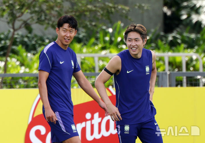 [사포판(멕시코)=뉴시스] 김명년 기자 = 축구 국가대표팀 손흥민과 이강인이 10일(현지 시간) 체코를 상대로한 2026 국제축구연맹(FIFA) 북중미월드컵 조별리그 A조 1차전을 앞두고 멕시코 과달라하라 인근 사포판에 위치한 베이스캠프 훈련장 치바스 바예 베르데에서 훈련하고 있다. 2026.06.11. kmn@newsis.com