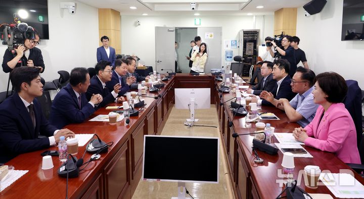 [서울=뉴시스] 조성봉 기자 = 국민의힘 소장파 모임인 '대안과 미래' 간사인 이성권 국민의힘 의원을 비롯한 의원들이 11일 오전 서울 여의도 국회 의원회관 간담회의실에서 당 현안 관련 조찬 회동을 하고 있다. 2026.06.11. suncho21@newsis.com