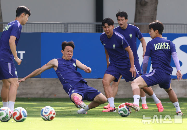 [사포판(멕시코)=뉴시스] 김명년 기자 = 축구 국가대표팀 손흥민 등 선수들이 10일(현지 시간) 체코를 상대로한 2026 국제축구연맹(FIFA) 북중미월드컵 조별리그 A조 1차전을 앞두고 멕시코 과달라하라 인근 사포판에 위치한 베이스캠프 훈련장 치바스 바예 베르데에서 훈련하고 있다. 2026.06.11. kmn@newsis.com