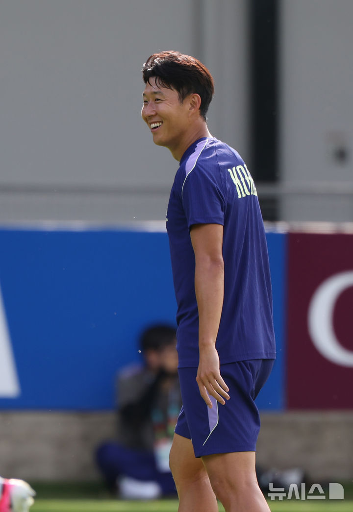 [사포판(멕시코)=뉴시스] 김명년 기자 = 축구 국가대표팀 손흥민이 10일(현지 시간) 체코를 상대로한 2026 국제축구연맹(FIFA) 북중미월드컵 조별리그 A조 1차전을 앞두고 멕시코 과달라하라 인근 사포판에 위치한 베이스캠프 훈련장 치바스 바예 베르데에서 훈련하고 있다. 2026.06.11. kmn@newsis.com