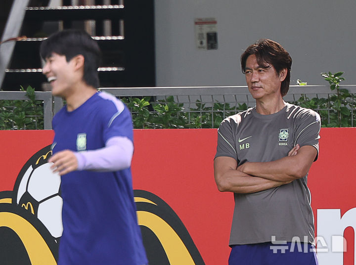 [사포판(멕시코)=뉴시스] 김명년 기자 = 축구 국가대표팀 홍명보 감독이 10일(현지 시간) 체코를 상대로한 2026 국제축구연맹(FIFA) 북중미월드컵 조별리그 A조 1차전을 앞두고 멕시코 과달라하라 인근 사포판에 위치한 베이스캠프 훈련장 치바스 바예 베르데에서 훈련하는 선수들을 지켜보고 있다. 2026.06.11. kmn@newsis.com