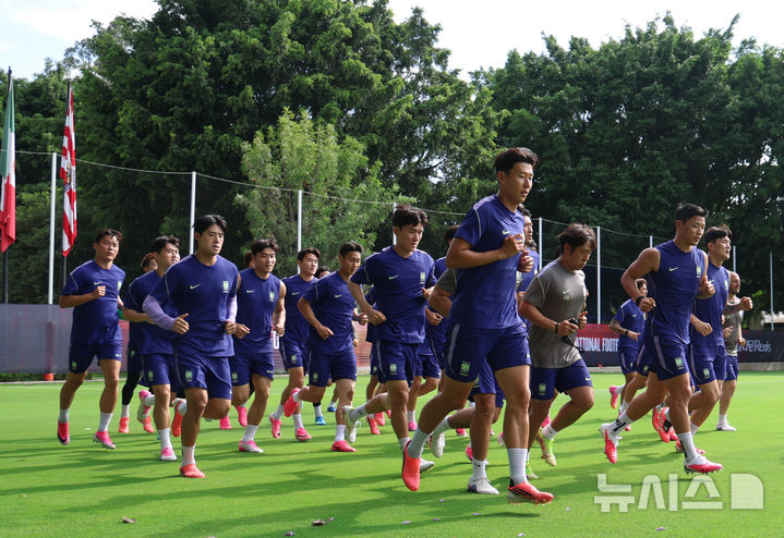 [사포판(멕시코)=뉴시스] 김명년 기자 = 축구 국가대표팀 선수들이 10일(현지 시간) 체코를 상대로한 2026 국제축구연맹(FIFA) 북중미월드컵 조별리그 A조 1차전을 앞두고 멕시코 과달라하라 인근 사포판에 위치한 베이스캠프 훈련장 치바스 바예 베르데에서 훈련하고 있다. 2026.06.11. kmn@newsis.com