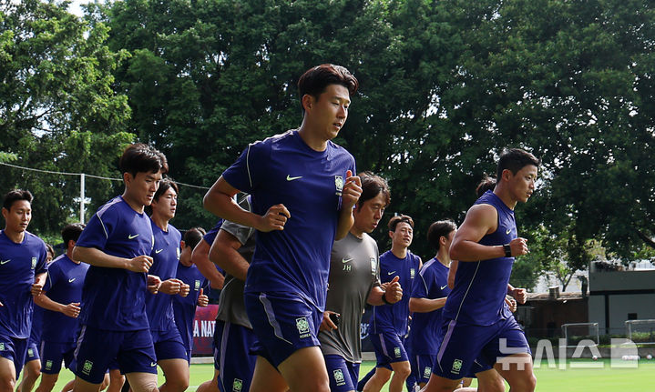 [사포판(멕시코)=뉴시스] 김명년 기자 = 축구 국가대표팀 선수들이 10일(현지 시간) 체코를 상대로한 2026 국제축구연맹(FIFA) 북중미월드컵 조별리그 A조 1차전을 앞두고 멕시코 과달라하라 인근 사포판에 위치한 베이스캠프 훈련장 치바스 바예 베르데에서 훈련하고 있다. 2026.06.11. kmn@newsis.com