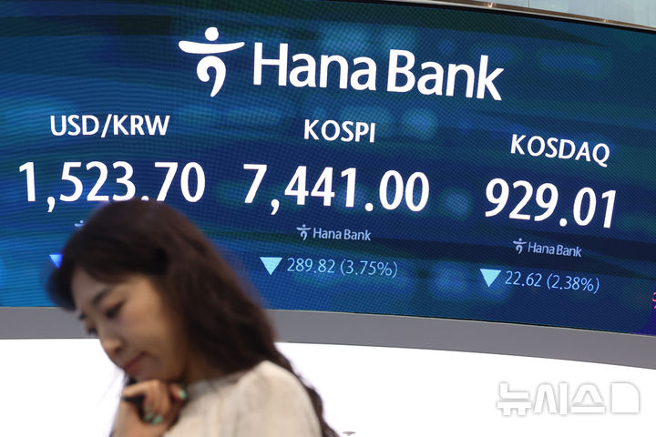 [서울=뉴시스] 고승민 기자 = 11일 서울 하나은행 본점 딜링룸에서 관계자가 업무를 보고 있다. 2026.06.11. kkssmm99@newsis.com