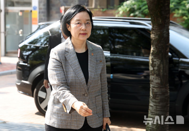 [서울=뉴시스] 김선웅 기자 = 한성숙 국무총리 후보자가 11일 서울 종로구 금융감독원 연수원에 마련된 인사청문회 준비사무실로 출근하고 있다. 2026.06.11. mangusta@newsis.com