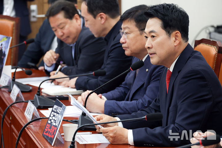 [서울=뉴시스] 최진석 기자 = 장동혁 국민의힘 대표가 11일 여의도 국회에서 열린 최고위원회의에서 발언하고 있다. 2026.06.11. myjs@newsis.com