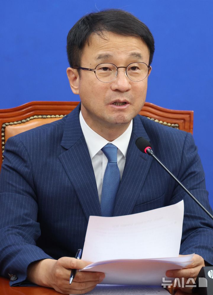 [서울=뉴시스] 조성봉 기자 = 한병도 더불어민주당 원내대표가 지난 11일 오전 서울 여의도 국회에서 열린 정책조정회의에서 발언을 하고 있다. 2026.06.11. suncho21@newsis.com