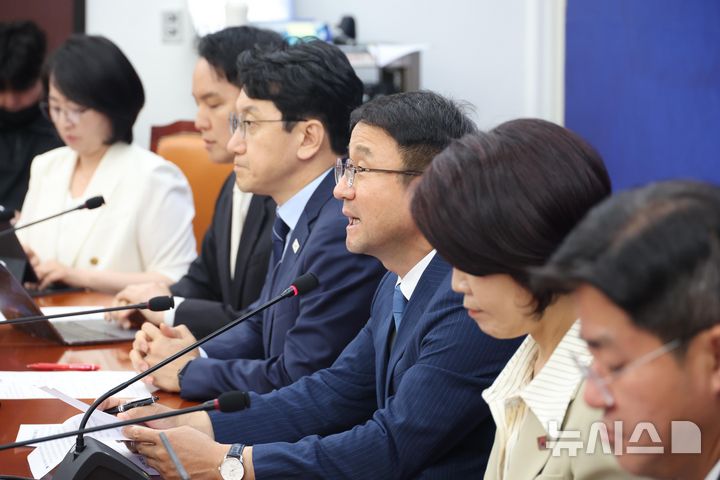 [서울=뉴시스] 조성봉 기자 = 한병도 더불어민주당 원내대표가 11일 오전 서울 여의도 국회에서 열린 정책조정회의에서 발언을 하고 있다. 2026.06.11. suncho21@newsis.com