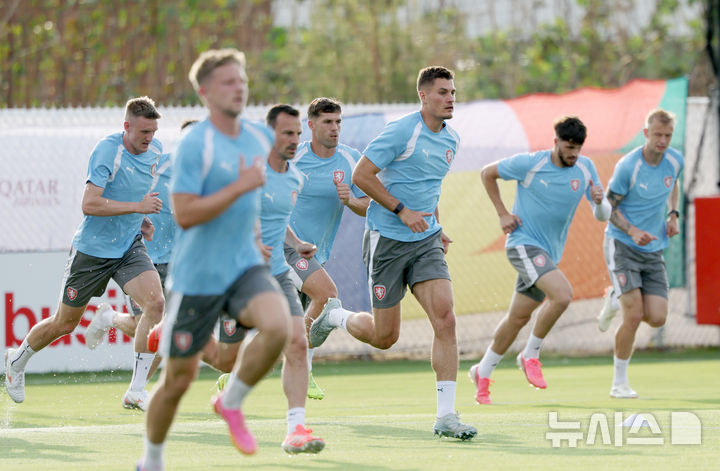 [사포판(멕시코)=뉴시스] 김명년 기자 = 체코 축구 국가대표팀 파트리크 시크 등 선수들이 2026 북중미 월드컵 우리나라와의 조별리그 A조 1차전을 하루 앞둔 10일(현지 시간) 오후 멕시코 과달라하라 인근 사포판의 스포츠 아레나에서 훈련하고 있다. 2026.06.11. kmn@newsis.com