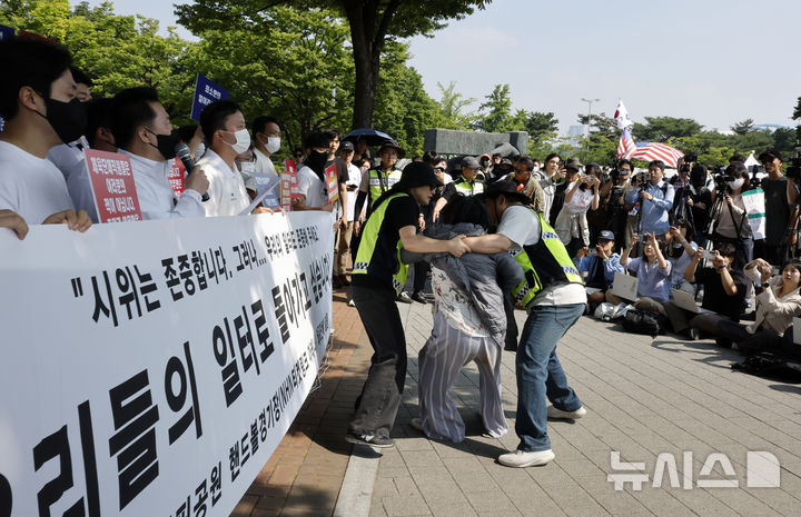 [서울=뉴시스] 김혜진 기자 = 잠실 개표소 봉쇄 시위 7일 차인 11일 올림픽공원 핸드볼경기장 입주 체육단체 직원들이 서울 송파구 올림픽공원 핸드볼경기장 앞에서 업무 정상화 호소문을 발표하고 있다. 2026.06.11. jini@newsis.com
