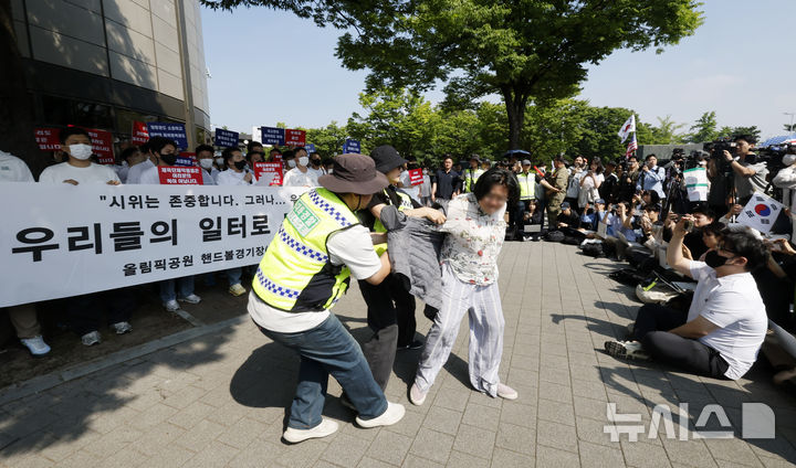 [서울=뉴시스] 김혜진 기자 = 잠실 개표소 봉쇄 시위 7일 차인 11일 올림픽공원 핸드볼경기장 입주 체육단체 직원들이 서울 송파구 올림픽공원 핸드볼경기장 앞에서 업무 정상화 호소문을 발표하고 있다. 2026.06.11. jini@newsis.com