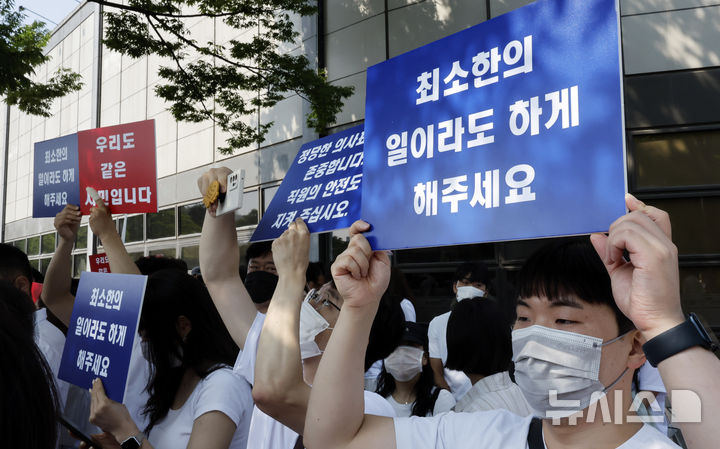 [서울=뉴시스] 김혜진 기자 = 잠실 개표소 봉쇄 시위 7일 차인 11일 올림픽공원 핸드볼경기장 입주 체육단체 직원들이 서울 송파구 올림픽공원 핸드볼경기장 앞에서 업무 정상화 호소문을 발표하고 있다. 2026.06.11. jini@newsis.com