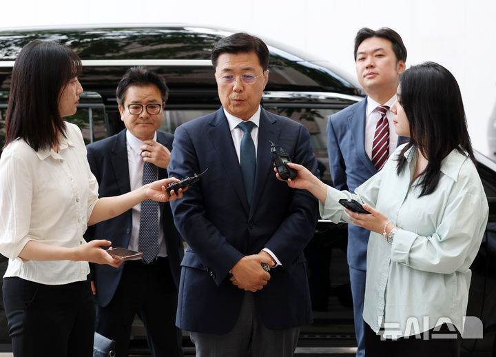[과천=뉴시스] 이영환 기자 = 홍장원 전 국가정보원 제1차장이 11일 오전 경기 과천시 2차 종합특별검사팀(특별검사 권창영) 사무실에 피의자 신분으로 출석하며 취재진의 질문에 답하고 있다. 2026.06.11. 20hwan@newsis.com