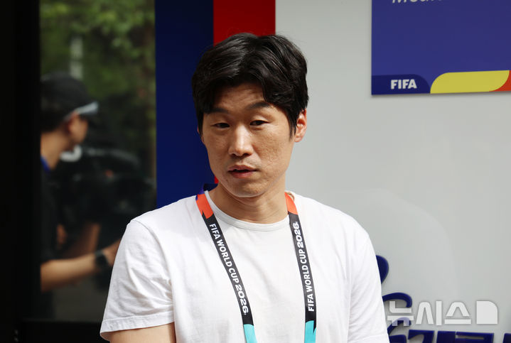 [사포판(멕시코)=뉴시스] 김명년 기자 = 한국 축구 레전드 박지성 JTBC 해설위원이 10일(현지 시간) 체코를 상대로한 2026 국제축구연맹(FIFA) 북중미월드컵 조별리그 A조 1차전을 앞두고 멕시코 과달라하라 인근 사포판에 위치한 베이스캠프 훈련장 치바스 바예 베르데에서 취재진 질문에 답하고 있다. 2026.06.11. kmn@newsis.com