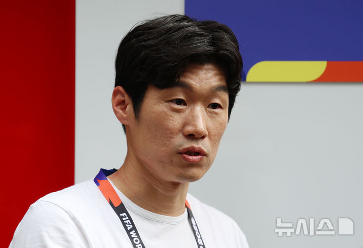 [사포판(멕시코)=뉴시스] 김명년 기자 = 한국 축구 레전드 박지성 JTBC 해설위원이 10일(현지 시간) 체코를 상대로한 2026 국제축구연맹(FIFA) 북중미월드컵 조별리그 A조 1차전을 앞두고 멕시코 과달라하라 인근 사포판에 위치한 베이스캠프 훈련장 치바스 바예 베르데에서 박항서 대한축구협회 부회장과 대화하고 있다. 2026.06.11. kmn@newsis.com