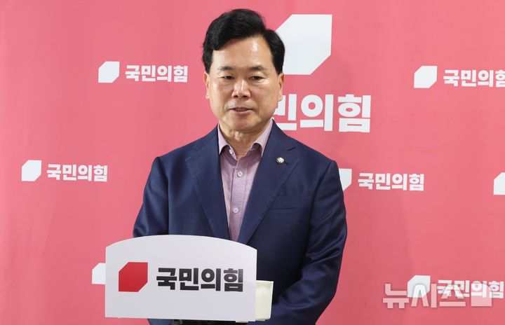 [서울=뉴시스] 조성봉 기자 = 국민의힘 원내운영수석부대표로 내정된 김승수 의원이 11일 오전 서울 여의도 국회에서 소감을 밝히고 있다. 2026.06.11. suncho21@newsis.com