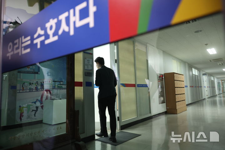 [서울=뉴시스] 고승민 기자 = 서울경찰청 광역수사대가 중앙선거관리위원회와 서울시선거관리위원회, 송파·서초·강남·광진·동작구 선거관리위원회 등 7곳에 대해 공직선거법 위반과 직무 유기 등 혐의로 압수수색을 진행하고 있다고 밝힌 11일 오전 서울시선거관리위원회 복도에서 관계자들이 이동하고 있다. 2026.06.11. kkssmm99@newsis.com