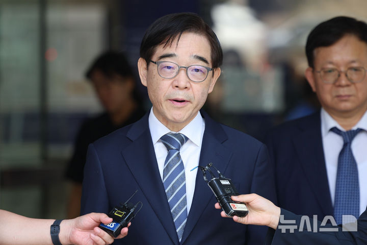 [서울=뉴시스] 권창회 기자 = 변호사 등록 없이 화천대유 고문으로 재직하며 변호사 활동을 한 권순일 전 대법관이 11일 서울 서초구 서울중앙지법에서 열린 선고 공판을 마친 뒤 발언하고 있다. 법원은 권 전 대법관에 대해 “공소제기 절차가 법률을 위반해 무효인 경우에 해당한다”며 공소기각을 선고했다. 2026.06.11. kch0523@newsis.com