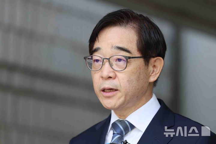 [서울=뉴시스] 권창회 기자 = 변호사 등록 없이 화천대유 고문으로 재직하며 변호사 활동을 한 권순일 전 대법관이 11일 서울 서초구 서울중앙지법에서 열린 선고 공판을 마친 뒤 발언하고 있다. 법원은 권 전 대법관에 대해 “공소제기 절차가 법률을 위반해 무효인 경우에 해당한다”며 공소기각을 선고했다. 2026.06.11. kch0523@newsis.com