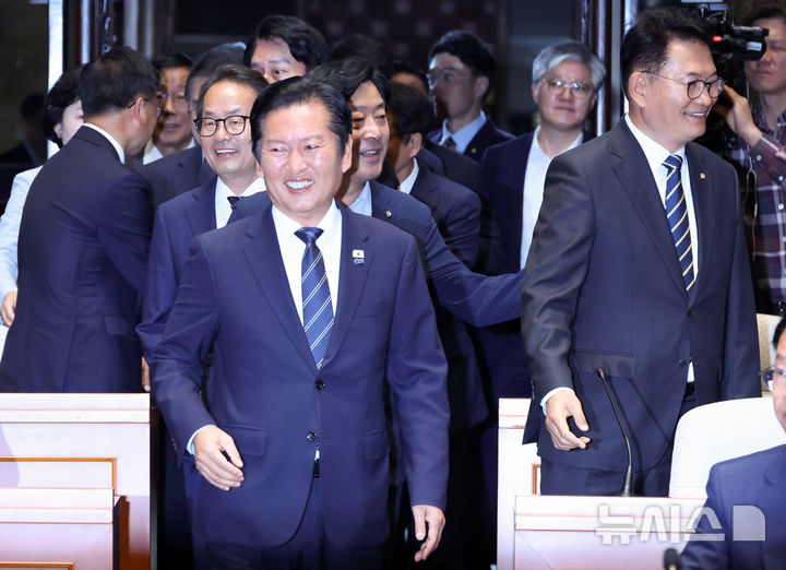 [서울=뉴시스] 최진석 기자 = 더불어민주당 정청래 대표가 11일 여의도 국회에서 열린 의원총회에 입장하며 송영길 의원과 인사 뒤 이동하고 있다. 2026.06.11. myjs@newsis.com