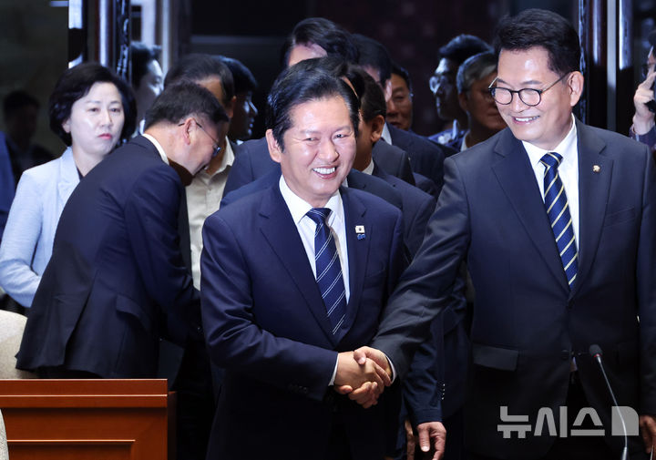 [서울=뉴시스] 최진석 기자 = 더불어민주당 정청래 대표가 11일 여의도 국회에서 열린 의원총회에 입장하며 송영길 의원과 악수하고 있다. 2026.06.11. myjs@newsis.com